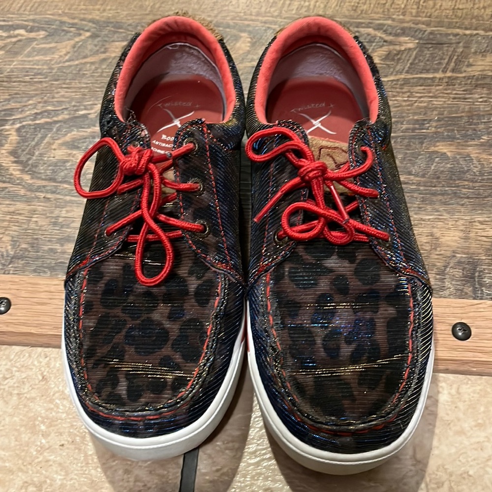 Ladies twisted x shoe